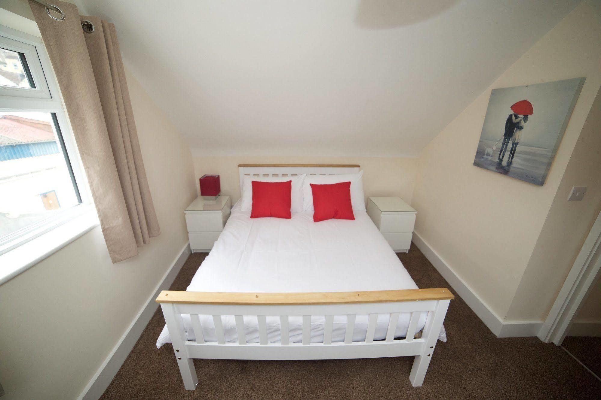 Serviced Lets - 152/154 Bath Road 3* Bristol